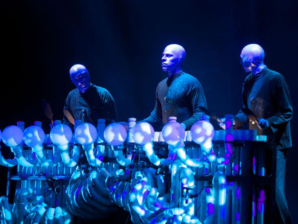 Группа голубых мужчин. Группа Blue man Group. Солистка группы Blue man Group. Синие барабанщики. Blue man Group инструменты.